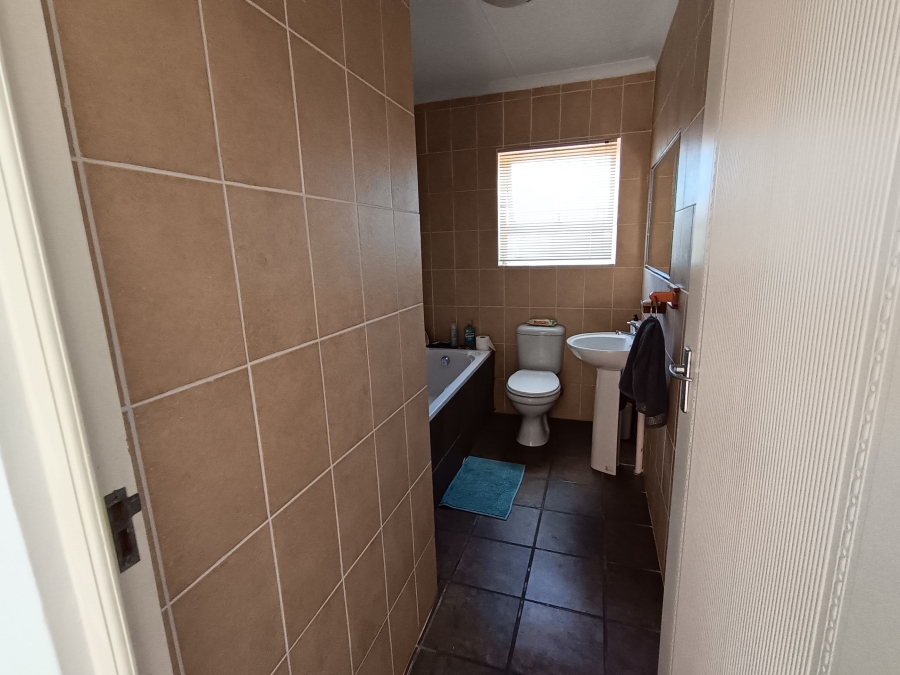 To Let 4 Bedroom Property for Rent in Hoogland Western Cape